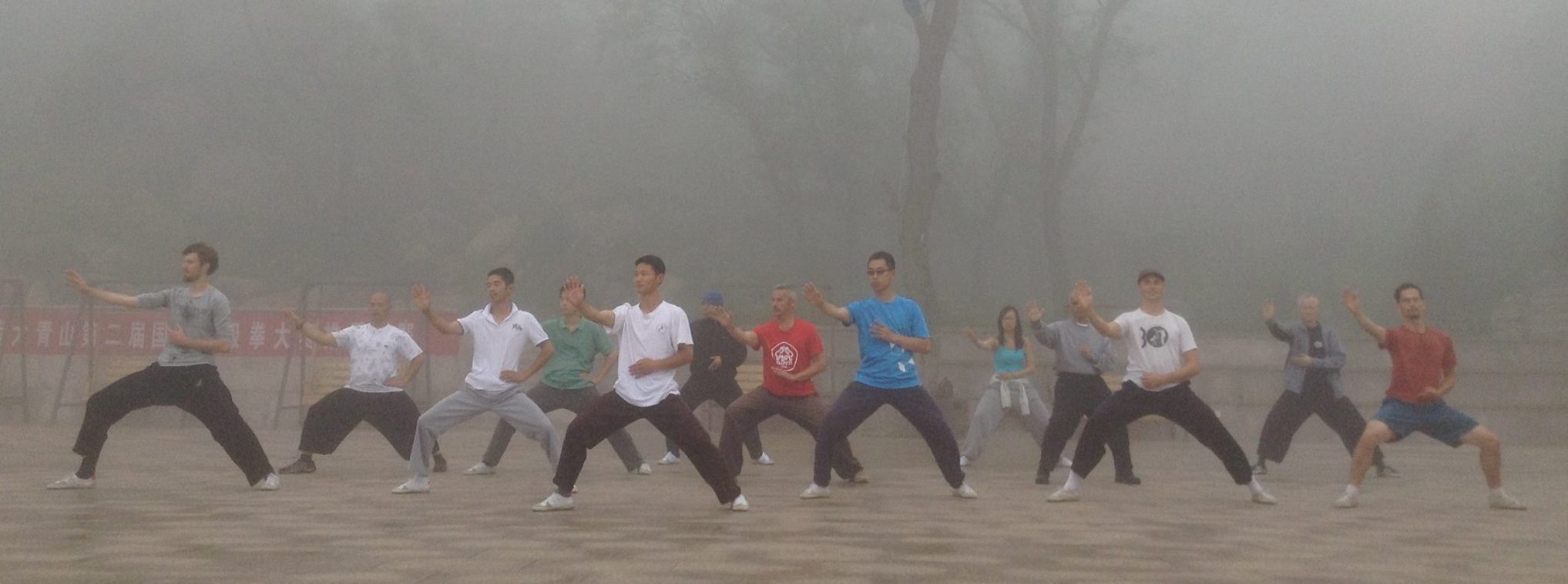 Training im Nebel auf Da Qing Shan, China